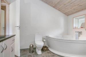 Ένα μπάνιο στο TV1036-Bindslev-Blishonevej-7 +14 φωτογραφίες