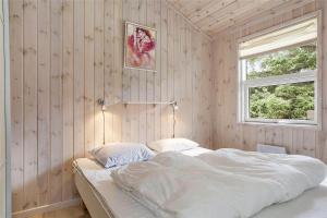 Ένα ή περισσότερα κρεβάτια σε δωμάτιο στο TV1036-Bindslev-Blishonevej-7