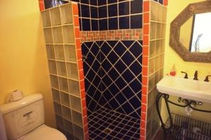 a bathroom with a shower with a toilet and a sink at Casa Arco Iris in La Choya