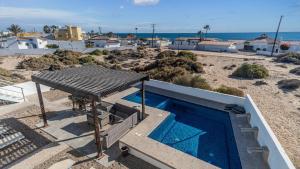 una casa con piscina en la playa en Ocean Pearl House, en Oshawa