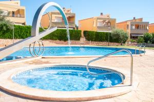 ein Swimmingpool mit Wasserfontäne in der Unterkunft Villa Almendros in Peñíscola