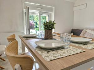 a dining room table with a plate on top of it at Logement cosy Le Margant pour 4 personnes in Guny