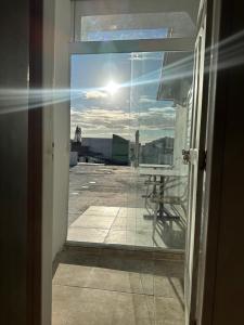 une porte ouverte donnant sur un balcon avec vue dans l'établissement Pousada bon vivant praia dos anjos arraial do cabo, à Arraial do Cabo 8 autres photos