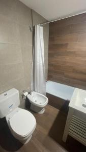 un baño con inodoro y bañera en Departamento 1 dormitorio centrico, La Plata, en La Plata