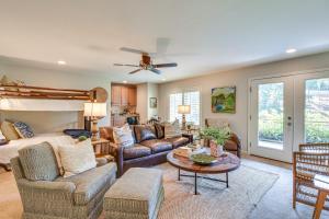 Ruang duduk di Lakefront Fun Near Clemson! Retreat with Pool Access