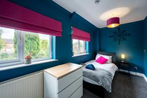 Katil atau katil-katil dalam bilik di Cosy centrally located house
