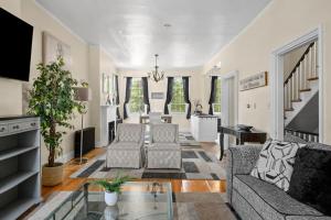 een woonkamer met een bank en een tafel bij The 87th Townhome - Local Landmark Property in Portland