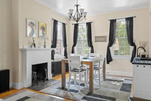 een eetkamer met een tafel en een open haard bij The 87th Townhome - Local Landmark Property in Portland