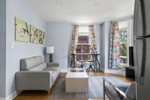 una sala de estar con un sofá y una mesa en Stylish Downtown Condo in a Historic Landmark Home, en Portland