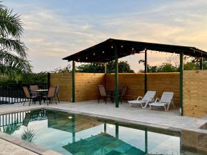 un patio con sillas y un pabellón junto a la piscina en Casa Blanca Manuel Antonio A3, en Manuel Antonio 20 fotos más