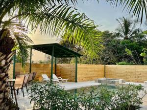 Un patio con mesa y sillas y una valla. en Casa Blanca Manuel Antonio A3, en Manuel Antonio