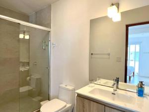 Bilik mandi di Casa Blanca Manuel Antonio A1, Central, Pool, Gated +13 gambar