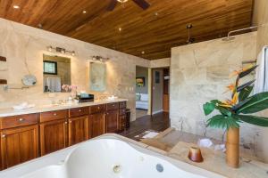 Koupelna v ubytování Casa Sophia A Cozy, Treetop, Sea View Gem + 23 fotografií