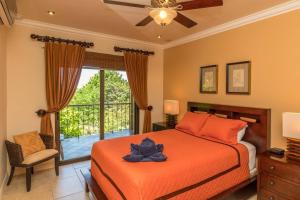 Postel nebo postele na pokoji v ubytování Casa Sophia A Cozy, Treetop, Sea View Gem