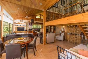 Kuchyň nebo kuchyňský kout v ubytování Casa Sophia A Cozy, Treetop, Sea View Gem