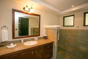 Koupelna v ubytování Shana Residences 310 Sea View Condo Walk to beach + 10 fotografií