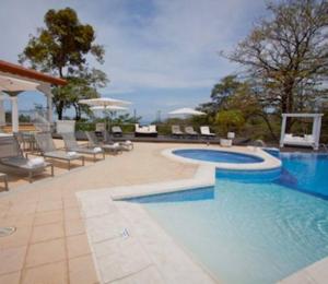 Bazén v ubytování Shana Residences 310 Sea View Condo Walk to beach nebo v jeho okolí