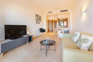 TV a/nebo společenská místnost v ubytování Casita Palmera- Malasia 44 Precioso y Tranquilo Apartamento en Hacienda del Alamo