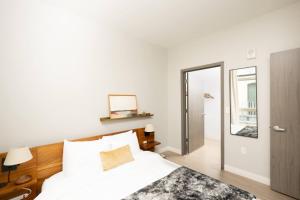 Ένα ή περισσότερα κρεβάτια σε δωμάτιο στο Charming Walkers Point Apt with Balcony