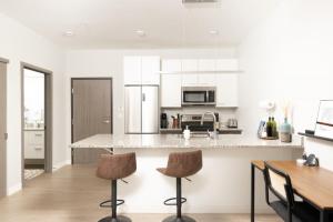 Η κουζίνα ή μικρή κουζίνα στο Charming Walkers Point Apt with Balcony +8 φωτογραφίες