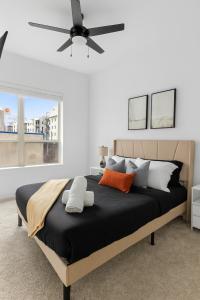 Ruang duduk di Walk to Regions Field n Railroad Park 2BR