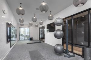 Pusat kecergasan dan/atau kemudahan kecergasan di Upscale 2BR Near Regions Field n Park