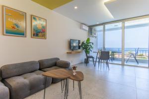 TV a/nebo společenská místnost v ubytování Wave 515 - Getaway Chalet at Sawary Resort Batroun