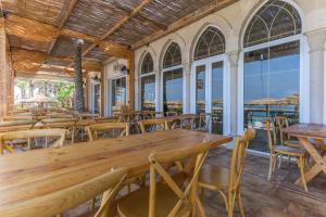 Restaurace v ubytování Wave 515 - Getaway Chalet at Sawary Resort Batroun