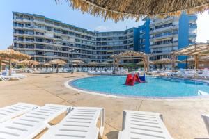 Bazén v ubytování Wave 515 - Getaway Chalet at Sawary Resort Batroun nebo v jeho okolí