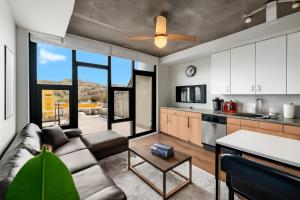 ein Wohnzimmer mit Sofa und Tisch in der Unterkunft Prime 2BR Stay Five Points and Nightlife 7th in Birmingham