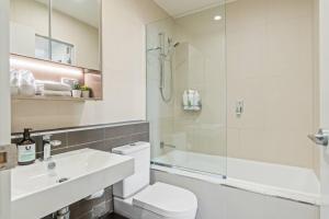 Et badeværelse på Stylish Apt with Balcony Easy Access to Everywhere + 37 billeder