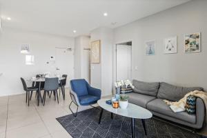 Et opholdsområde på Stylish Apt with Balcony Easy Access to Everywhere