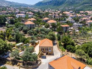 une vue aérienne d'une ville avec des maisons et des arbres dans l'établissement LAuberge de Douma Full House in Batroun, à Douma