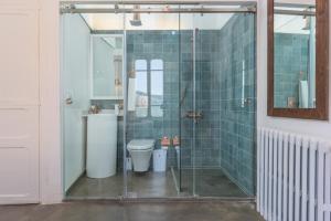 une salle de bain avec une douche en verre et des toilettes dans l'établissement LAuberge de Douma Full House in Batroun, à Douma 44 autres photos
