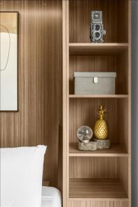 een slaapkamer met een boekenplank met daarop een camera bij Cozy Murphy Hideaway Studio 14th in Birmingham