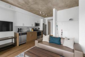 een woonkamer met een bank en een keuken bij Cozy Murphy Hideaway Studio 14th in Birmingham +20 foto's