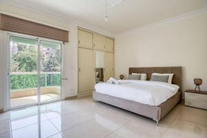 Billede fra billedgalleriet på Veil - Modern 3-Bedroom Apt & Balcony in Aley i Aley