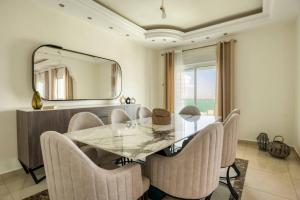 Billede fra billedgalleriet på Veil - Modern 3-Bedroom Apt & Balcony in Aley i Aley