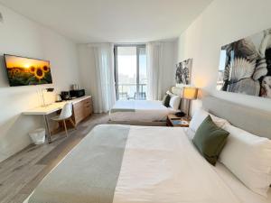 Golden IslesにあるBeachwalk 1503 Balcony , Near the Beach and Stunning Viewsのベッド2台、デスク、ソファが備わるホテルルームです。 +32枚の写真