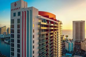 Golden IslesにあるBeachwalk 1503 Balcony , Near the Beach and Stunning Viewsの市街の建物の眺め
