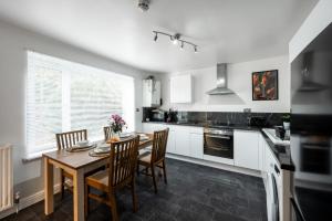 Dapur atau dapur kecil di Cosy centrally located house +39 gambar