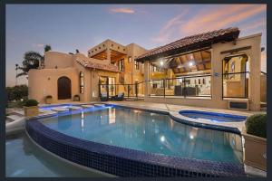 Πισίνα στο ή κοντά στο Azure Majesty Luxe Waterfront Mansion Redefined