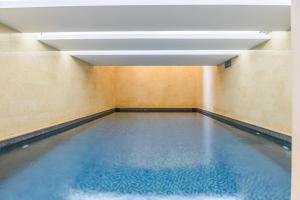 Bazén v ubytování Sirene 1-BR Apt, Pool & Gym in Gemmayze nebo v jeho okolí