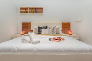 Postel nebo postele na pokoji v ubytování Sirene 1-BR Apt, Pool & Gym in Gemmayze