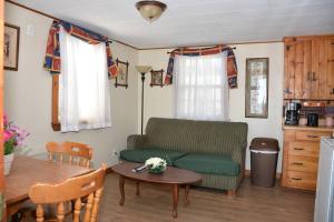 Кухня или мини-кухня в Little Miss Cottages - One Bedroom Cottage - 5
