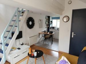 sala de estar y comedor con escalera en Studio Cosy, en Saint-Quay-Portrieux 8 fotos más