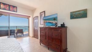 TV a/nebo společenská místnost v ubytování Sonoran Sky