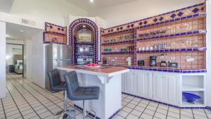 Gallery image of Las Gaviotas 436 Mid-century Ocean View Apartment in Puerto Peñasco +17 photos