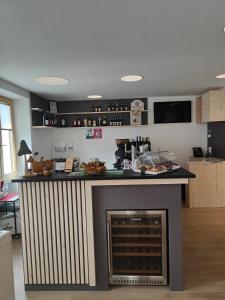una cucina con un bar con camino di Symphony Camere e Ristoro a Sobrio