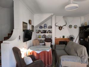 a living room with a couch and a table at Apartamento Pozo Concejo in Alburquerque